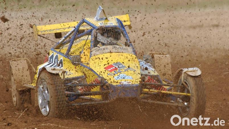 Ein Autocross-Fahrzeug brettert über die Strecke. Das Bild entstand bei einer Veranstaltung in Kulmbach. Am kommenden Sonntag trifft sich die Szene zu einem Benefiz-Event bei Burgtreswitz . Symbolbild: Marcus Führer/dpa