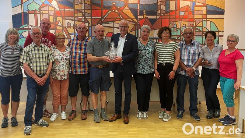 Daniel Marcassin mit seiner Familie in der Mitte, links neben Hahnbachs Bürgermeister Bernhard Lindner. Bild: tat