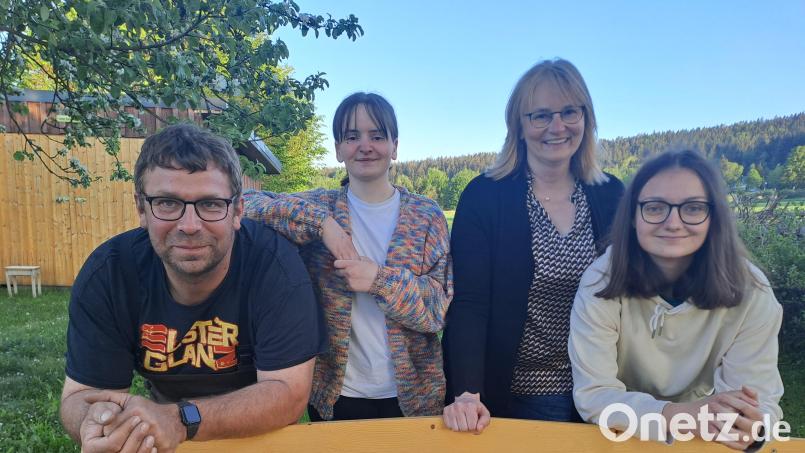 Die Mädchen mit ihren Gasteltern Irene und Martin im idyllischen Garten in der Schafgasse. Bild: gis