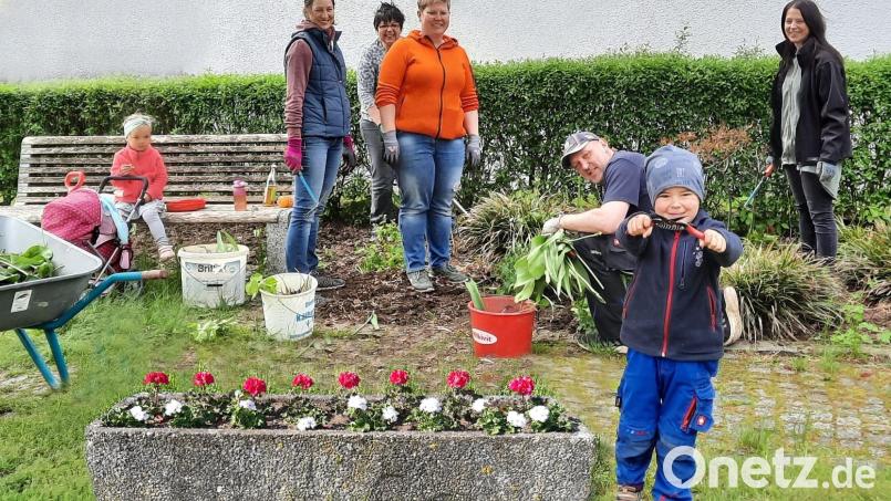 Mitglieder des Gartenbauvereins Rottendorf überarbeiteten die Bepflanzung des unteren Dorfplatzes. Sogar unsere Nachwuchsgärtner, die Rondorfer Groshupfer, legten Hand an und waren mit Feuereifer dabei. Bild: Claudia Neidl/exb
