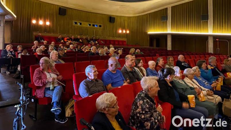 Fast volles Haus: Der erste Kinonachmittag für Senioren kam im Ring-Theater sehr gut an. Gezeigt wurde der Film &quot;Witwer mit fünf Töchtern&quot;. Bild: cim