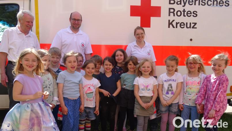 Mitarbeiter des Roten Kreuzes waren kürzlich mit einem Krankenwagen zu Besuch im Kinderhaus in Konnersreuth. Bild: Kinderhaus Konnersreuth/exb