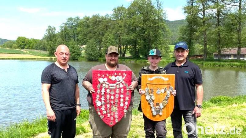 Stellvertretender Vorsitzender Christian Weiß (links) und Gewässerwart Max Marr (rechts) gratulierten Fischerkönig Michael Rupprecht (Zweiter von links) und Jugendfischerkönig Philipp Granito. Bild: oe