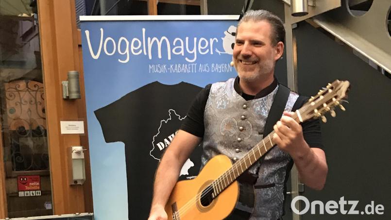 Nur zu gern schießt Thomas Mayer alias Vogelmayer den Vogel ab – verbal, versteht sich. Bild: mma