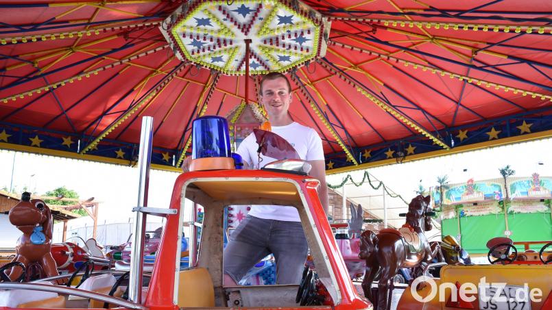 Der Bezirksvorsitzende der Schausteller, Jan Marco Müllner aus Kümmersbruck, in seinem Kinderkarussell. Er ist mit der Pfingstdult 2023 zufrieden. Bild: Stephan Huber