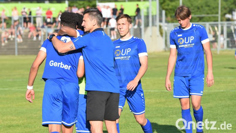 Trainer Michael Riester und die Mitspieler trösten Tobias Gerber, der den entscheidenden Elfmeter für die SpVgg SV Weiden verschossen hat. Bild: Büttner, Gerhard