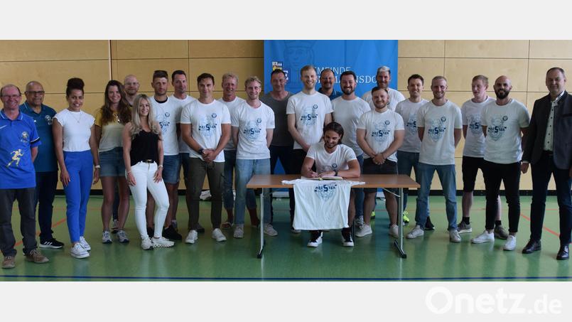 Zu einem Empfang im Dom-Com hatte Bürgermeister Erich Meidinger (rechts) für die Gemeinde Ebermannsdorf den Fußballmeister der A-Klasse Süd Amberg-Weiden eingeladen. Bild: bö