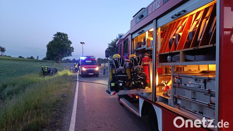 Die Rettungskräfte sind nach dem Unfall eines Autos bei Püchersreuth im Einsatz. Bild: nic