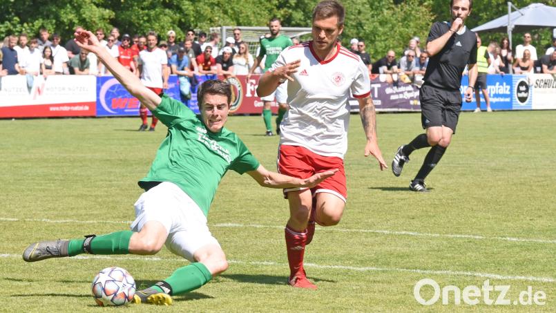 Die SpVgg Wiesau gewann das erste Relegationsspiel zur Kreisliga gegen die SG Griesbach-Großkonreuth mit 2:0. Hier klärt Roman Baumgärtl (links) gegen den Wiesauer Dominic Thoma. Bild: Gebert