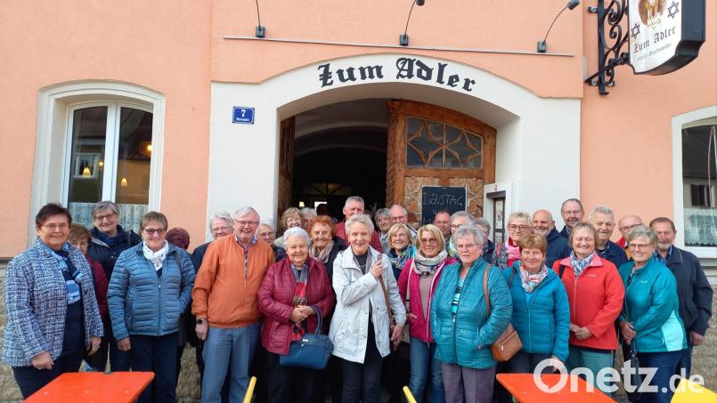 Krummennaaber Senioren unternahmen einen Ausflug zum Truppenübungsplatz Grafenwöhr. Anschließend kehrte die Gruppe im Gasthof &quot;Zum Adler&quot; ein. Bild: Seniorenbeauftragte Krummennaab/exb