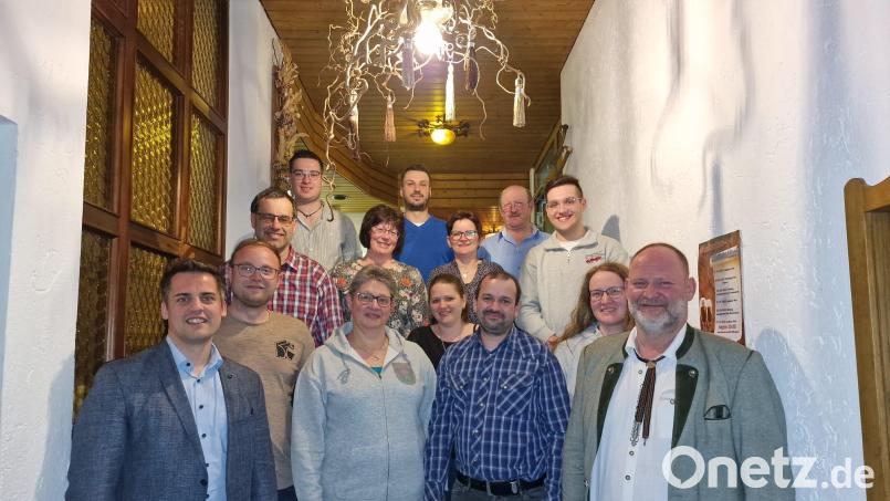 Die Mitglieder des Schützenvereins Almenrausch Pirkhof haben eine neue Vorstandschaft gewählt. Bild: Schaller/exb