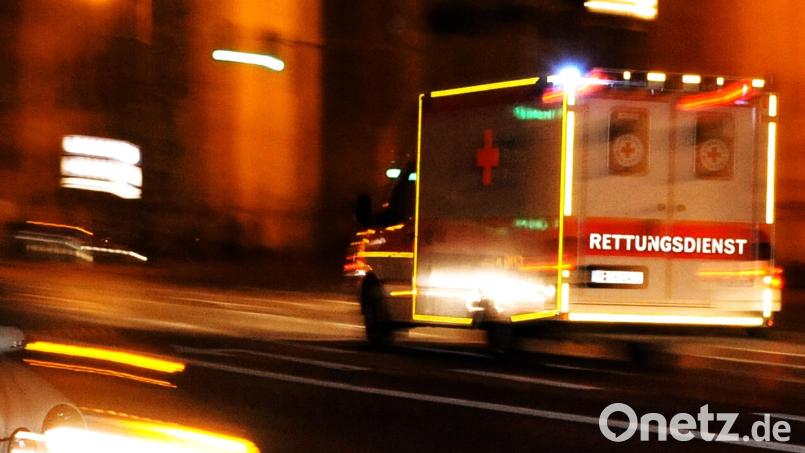 Die Unfallverursacherin erlitt einen Schock und musste mit einem Rettungswagen in ein Krankenhaus gebracht werden. Symbolbild: Nicolas Armer/dpa