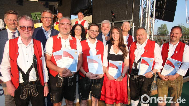 Langjährige aktive Musiker ehrte die Stadtkapelle Tirschenreuth. Im Bild (vorne, von links) Vorsitzender Stefan Reber, Tobias Bartsch, Marco Schwägerl, Madeline Möhrlein, Manfred Minnich und Tobias Schwägerl sowie (hinten, von links) MdL Tobias Reiß, Bürgermeister Franz Stahl, Christine Ullrich und Ferdinand Münch vom Nordbayerischen Musikbund sowie Dirigent Martin Bartsch. Bild: kro