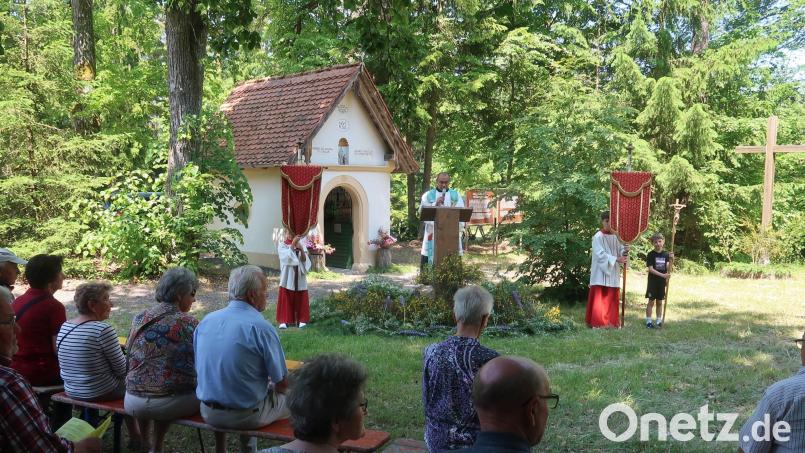 In Gottes schöner Natur versammeln sich jedes Jahr am Dreifaltigkeitssonntag viele Gläubige aus den angrenzenden Truppenübungsplatzpfarreien zu einer Andacht an der Wolfschützenkapelle. Bild: rha