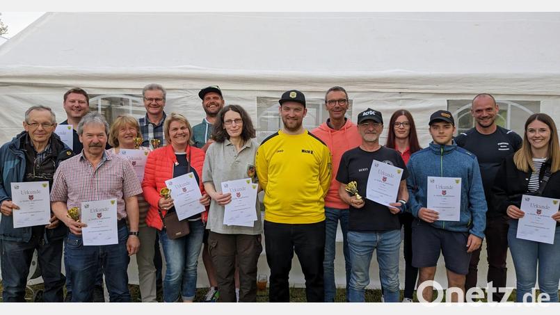 Die Vorsitzenden der Sportkegelclubs aus Neukirchen und Etzelwang, Markus Luber (Zweiter von rechts) und Michael Übelacker (Siebter von rechts), ehren zusammen mit Bürgermeister Peter Achatzi (Sechster von rechts) die Besten bei der Gemeindemeisterschaft im Hobbykegeln. Bild: ruw