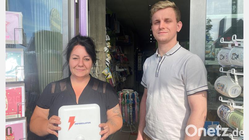 Petra Schönwald und ihr Sohn Adrian sind stolz auf den Defibrillator im Laden der Ambergerin. Bild: Schönhofen
