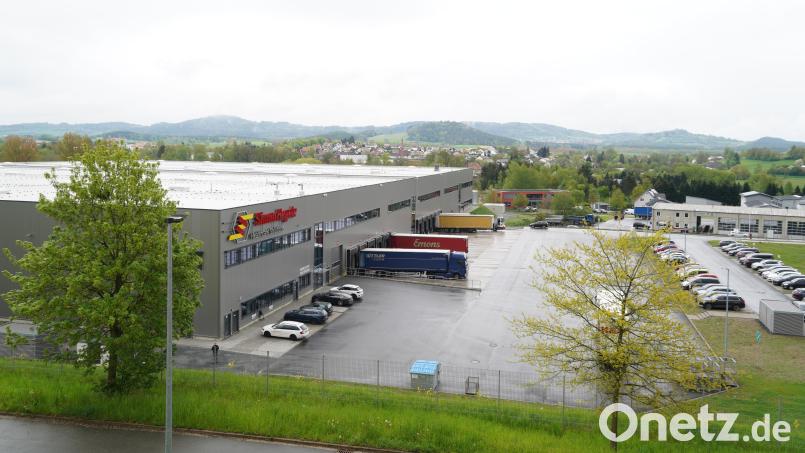 Die neue Logistikhalle in Kemnath ist circa 150 Meter lang und 123 Meter breit. Bild: kaz