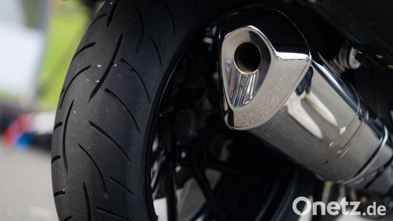 Ein Motorradfahrer missachtet bei Oberviechtach eine Straßensperrung und stürzt mit seiner Begleitung bei einer Fräskante. Symbolbild: Nicolas Armer/dpa