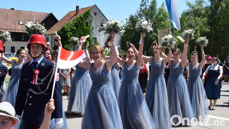 Die Festdamen des Jubelvereins waren eine Augenweide und immer gut drauf. Bild: bnr