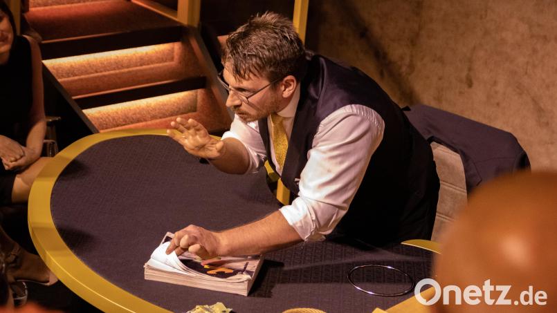 Der Bärnauer Zauberkünstler Marco Knott eröffnete Ende Mai sein &quot;Magisches Schlosstheater&quot; in Bärnau, das er in das alte Kino seines Opas baute. Dort, wo früher Filme gezeigt worden sind, zaubert der Bärnauer heute für sein Publikum. Die erste öffentliche Zaubervorstellung lockte Gäste aus Franken und den Nachbarlandkreisen an. Bild: Susanne Forster