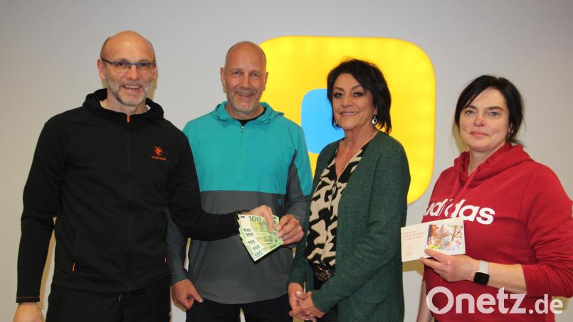Alexandra Weiß (Zweite von rechts) nahm eine 500-Euro-Spende für die Kinderkrebshilfe entgegen. Das Geld überreichten Gym-2000-Inhaberin Bettina Lindner und die beiden Trainer Uwe Max (links) und Rainer Fleißner. Bild: kro