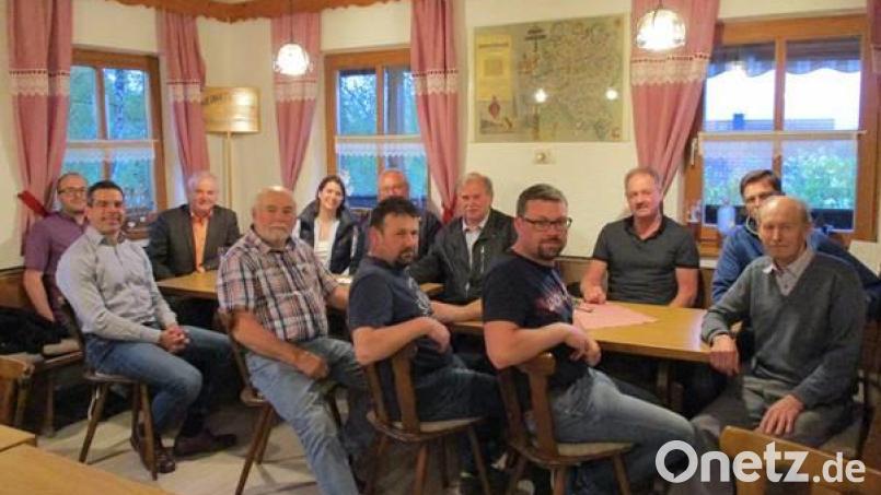 Teilnehmerrunde mit Stefan Haupt vom ALE und Nadine Biefang vom Wasserwirtschaftsamt sowie Gemeinderäte mit Bürgermeister, Geschäftsstellenleiter und Landwirte bzw. Grundstücksbesitzer. Bild: Gemeinde Kulmain/exb