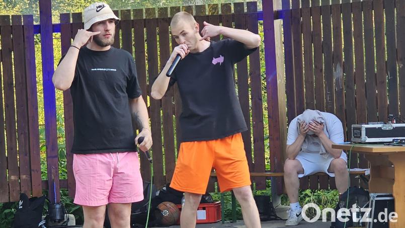 Holen sich immer mal wieder Verstärkung auf die Bühne: &quot;DzumE &amp; Steve aka SLA&quot;. Bild: Tobias Schwarzmeier
