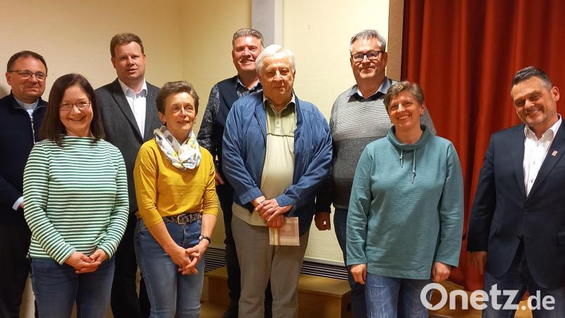 Der KAB-Kreisverband hat neu gewählt. Auf dem Bild Pfarrer Markus Bruckner (von links), Christine Sollfrank, Pfarrer Kraus, Claudia Porst, Peter Daschner, Alois Melzner, Wolfgang Glaser, Sabine Philipp und Markus Nickl. Bild: mez