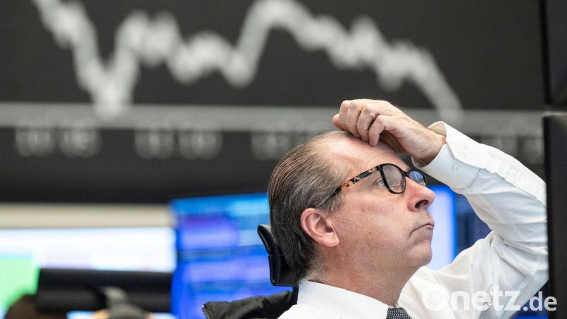 Ein Börsenhändler beobachtet die Kursentwicklung an der Deutschen Börse in Frankfurt. Die jüngsten Turbulenzen in der US-Bankenbranche haben dem deutschen Leitindex DAX zugesetzt. Symbolbild: Boris Roessler/dpa