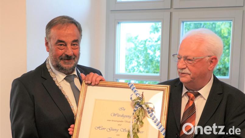 Georg Schmidbauer (rechts) aus Oberbernrieth ist nun Ehrenbürger der Marktgemeinde Waldthurn Bild: fvo