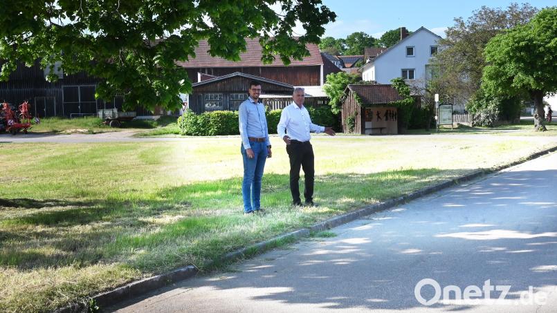 Wo die Gemeinderäte Johannes Kohl (JA-Fraktion) und Werner Kohl (CSU) stehen, sollte nach deren Meinung die neue barrierefreie Haltestelle in Atzmannsricht platziert werden. Das alte Unterstellhäuschen (rechts im Hintergrund) sei zu weit von den derzeitigen Haltestellen entfernt. Bild: gf