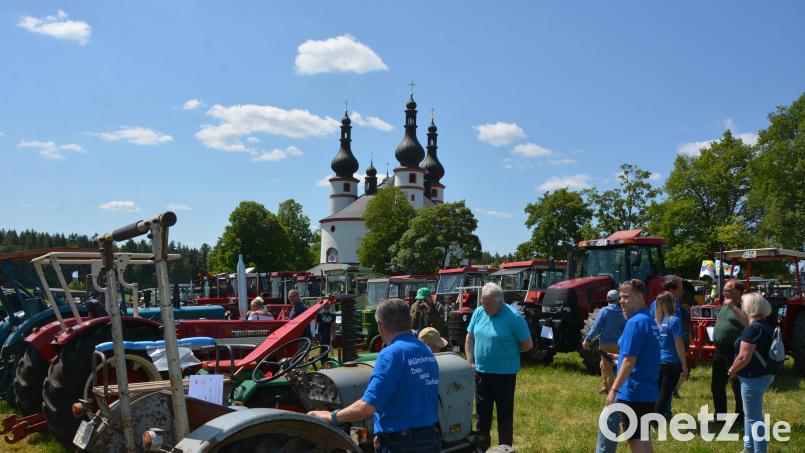 Bulldog-Treffen im Schatten der Kapplkirche haben ein besonderes Flair. Am Sonntag fand es zum 6. Mal statt, mit einer Rekordbeteiligung von 150 Fahrzeugen. Bild: jr