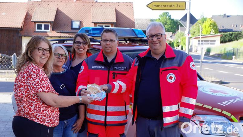 Eva Hoffmann (von links) und Renate Zaloga überreichten Spenden an Kristina Konz, Alexander Rüger und Jörg Müller. Bild: bkr