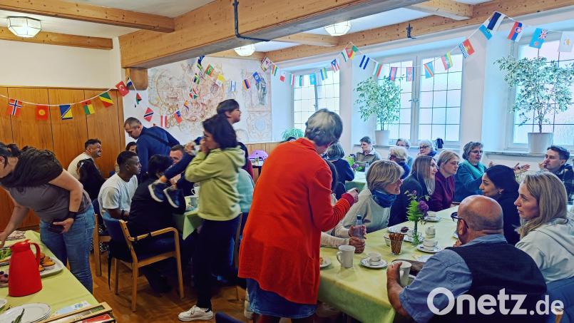 Im &quot;Café Farbenfroh&quot; kommen Menschen aus verschiedenen Ländern ins Gespräch. Bild: Bettina Hahn