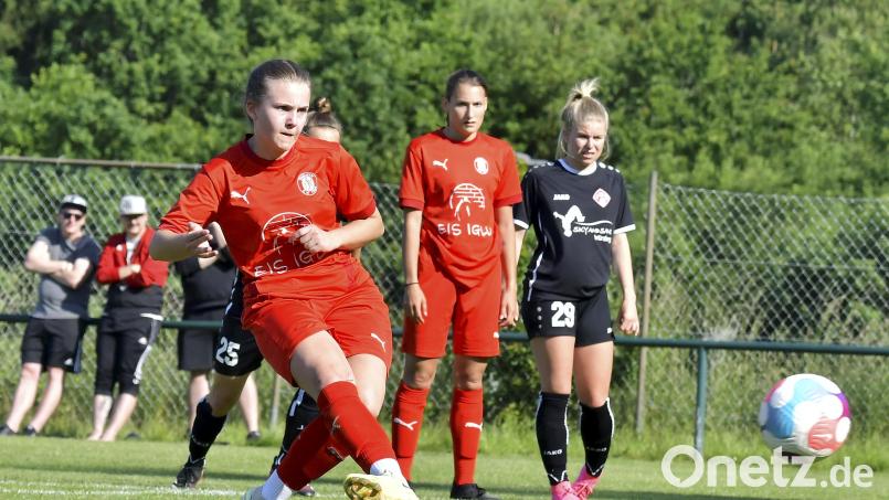 Pia Lehner (links) vom TSV Theuern verwandelt in dieser Szene einen Foulelfmeter zum 2:0-Endstand. Ela Schlicker vom FC Würzburger Kickers und Marie Karpf vom TSV Theuern (von rechts) verfolgen die Aktion. Bild: Hubert Ziegler