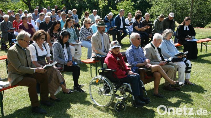 Gut besucht war der Freiluftgottesdienst im Schlossgarten in Friedenfels. Bild: roh