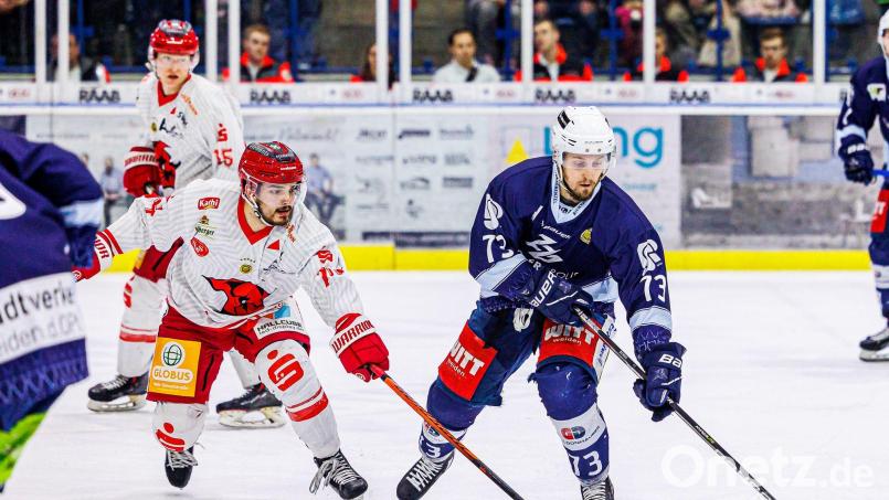 Am 17. September bestreiten die Blue Devils ein Testspiel bei den Saale Bulls Halle. Das Bild zeigt Tomas Rubes (rechts) im ersten Halbfinal-Match der vergangenen Saison gegen die Hallenser. Archivbild: Werner Moller