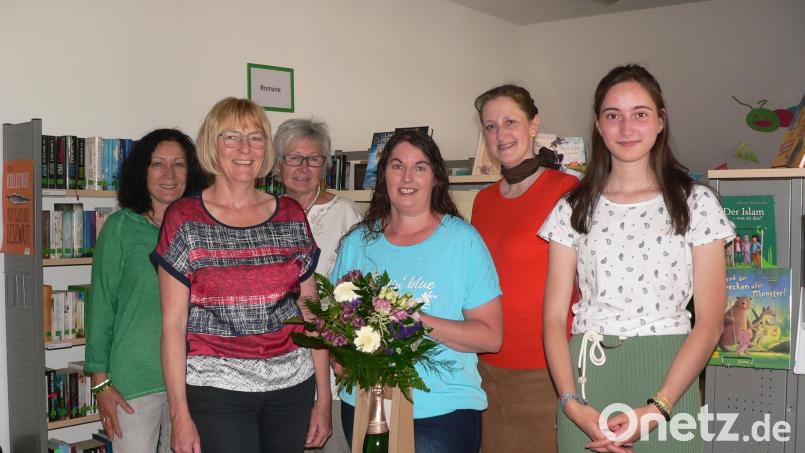 Sie verabschiedeten die Leiterin der Pfarr- und Gemeindebücherei Sonja Hagn (Dritte von rechts): Vorlese-Oma Agnes Wildenauer, zweite Bürgermeisterin Sigrid Ziegler, kommissarische Leiterin Lisa Kleber, Gertrud Werner und Marie Schlosser (von links). Bild: mh