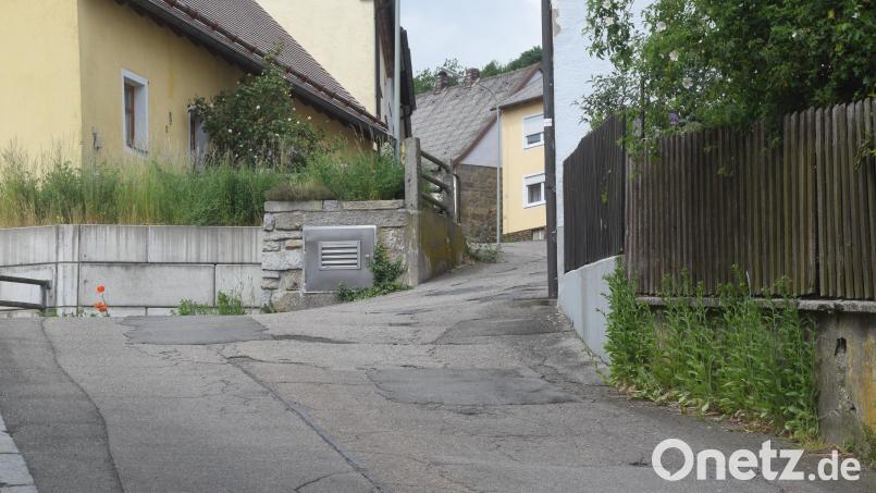 Steil und verwinkelt ist die Färberbäckergasse. Für Bürgermeister Ludwig Gürtller geht kein Überteeren mehr. Dann wird es teuer. Bild: fz