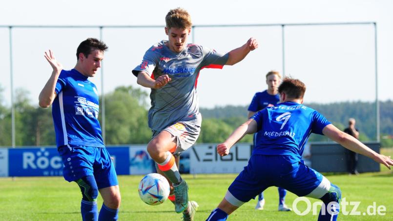 Philipp Bertsch (Mitte) und der TSV Waldershof mussten das Relegationsspiel gegen den SC Altenplos über 75 Minuten lang in Unterzahl bestreiten. Bild: Thomas Schrems