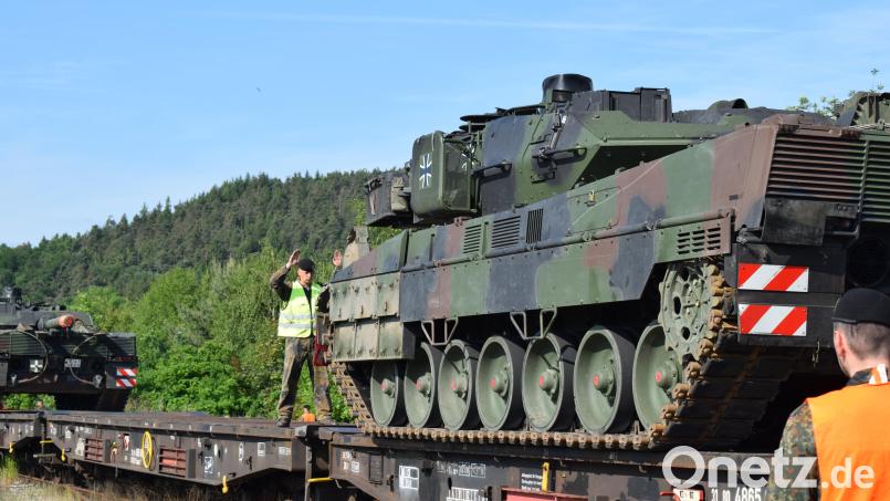 Das Zusammenspiel zwischen Einweiser und Panzerfahrer muss exakt funktionieren. Am Dienstag wurden die Pfreimder &quot;Leos&quot; in Nabburg auf die Bahn verladen. Bild: bnr
