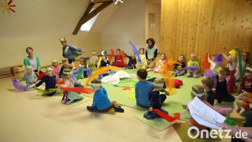 Die Kinder des Kindergartens Weidenthal feierten eine Elternfeier. Bild: Ulrike Kiendl/exb