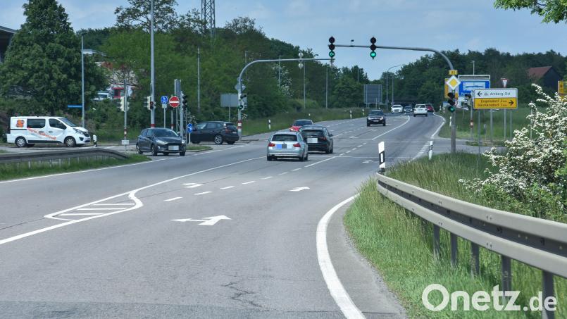 Dieser Teil der B85, zwischen Haidweiher und Amberg (Blickrichtung), bekommt demnächst einen neuen Belag. Die Arbeiten beginnen Mitte Juli weiter stadteinwärts, ab der Einmündung Nordgaustraße. Bild: Stephan Huber