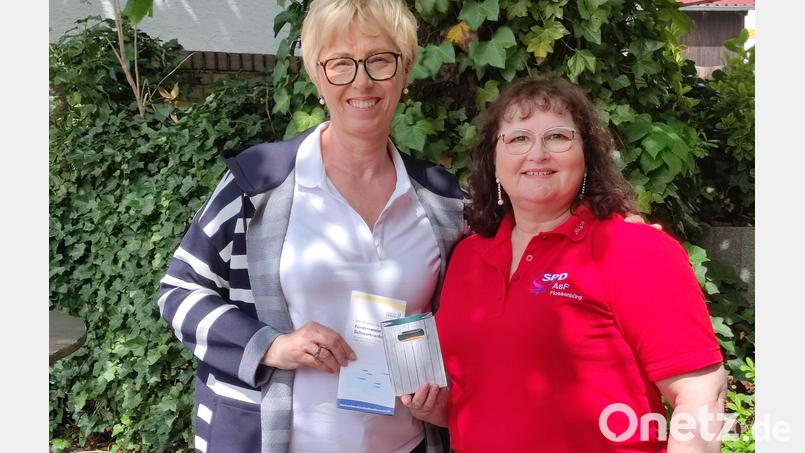 Birgit Vogel, Vorsitzende der AsF Flossenbürg, überreicht an Sabine Zeidler die Spende für den Förderverein für Schwerkranke der Kliniken Nordoberpfalz AG. Bild: Yvonne Pentner/exb