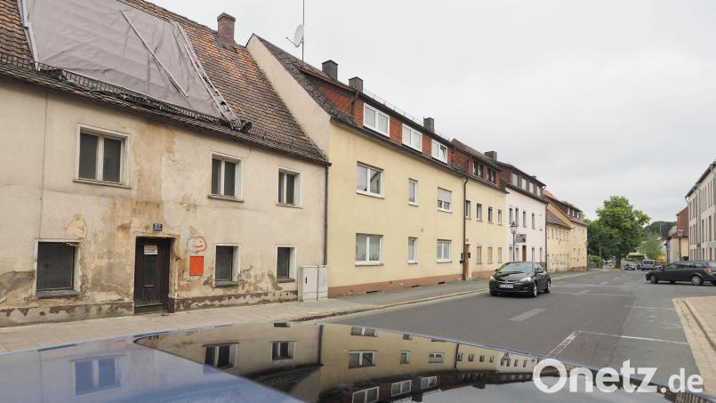 Bauliche Mängel sind vor allem in der Unteren Vorstadt den Straßen, Gehwegen und einigen Häusern anzusehen. Das Haus mit der Nummer 35 (links) darf wegen Einsturzgefahr nicht mehr betreten werden. Bild: kek