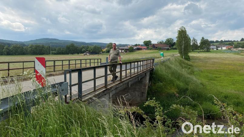 Hans Prem auf der Brücke zwischen Lohma und Isgier. Das Bauwerk muss erneuert werden, die Baustelle ist bereits eingerichtet, die Straße gesperrt. Aber die Arbeiten lassen auf sich warten. Bild: ck