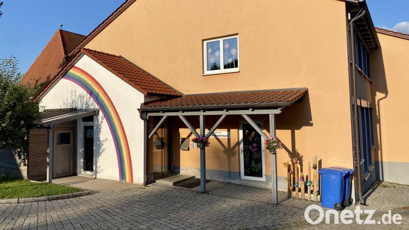 Die Gebühren für die beiden Kindergärten steigen (im Bild der evangelische Kindergarten „Unterm Regenbogen“), jedoch bleibt die Steigerung für die Eltern ohne Konsequenzen, denn die Beiträge bleiben weiterhin unter dem Zuschuss des Freistaats von 100 Euro. Archivbild: Eichl