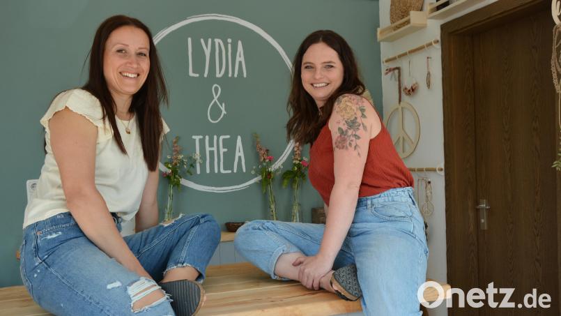 Nadine Wenisch (links) und Katrin Wenisch haben in Mitterteich das Geschäft „Lydia &amp; Thea“ eröffnet. Bislang waren sie mit mit ihren jeweiligen Labels von zu Hause aus aktiv. Bild: jr