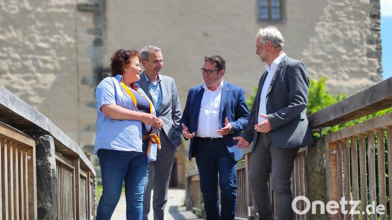 Begeistert vom Blick hinter die Mauern der Burg Trausnitz: Herbergsleiterin Brigitte Ferner hat den bayerischen DJH-Präsidenten Klaus Umbach, seinen Landesgeschäftsführer Michael Gößl und den Bildungsausschussvorsitzenden des Bayerischen Landtags, Tobias Gotthardt, in ihrer Jugendherberge begrüßt. 
----------- Bild: Gotthardt/exb