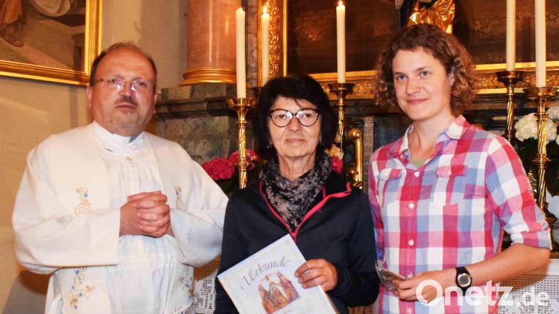 Dekan Elmar Spöttle ehrt Inge Gerlach (Mitte) für den 25. und Wallfahrtsführerin Cornelia Dürgner (rechts) für den 20. Pilgergang von Illschwang nach Gößweinstein. Bild: no
